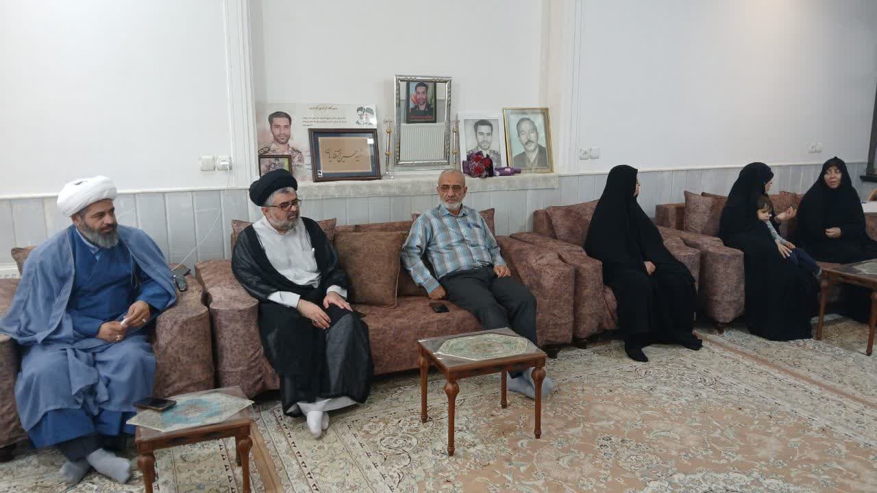 حجت‌الاسلام و المسلمین مهدی‌نیا دبیر ستاد امربه‌معروف و نهی‌ازمنکر استان یزد از خانواده شهیدحسین انتظاریان دیدار کرد