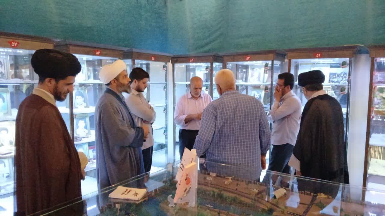 حجت الاسلام و المسلمین مهدی‌نیا دبیر ستاد امربه‌معروف استان یزد و هیئت همراه از گنجینه ایثار و شهادت شهرستان اردکان بازدید کرد