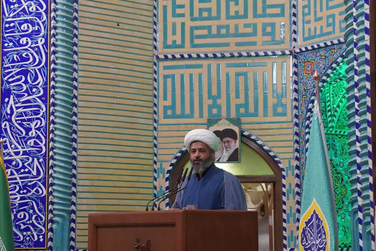 حجت‌الاسلام و المسلمین مهدی‌نیا دبیر ستاد امربه‌معروف استان پیش از خطبه های نماز جمعه سخنرانی کرد