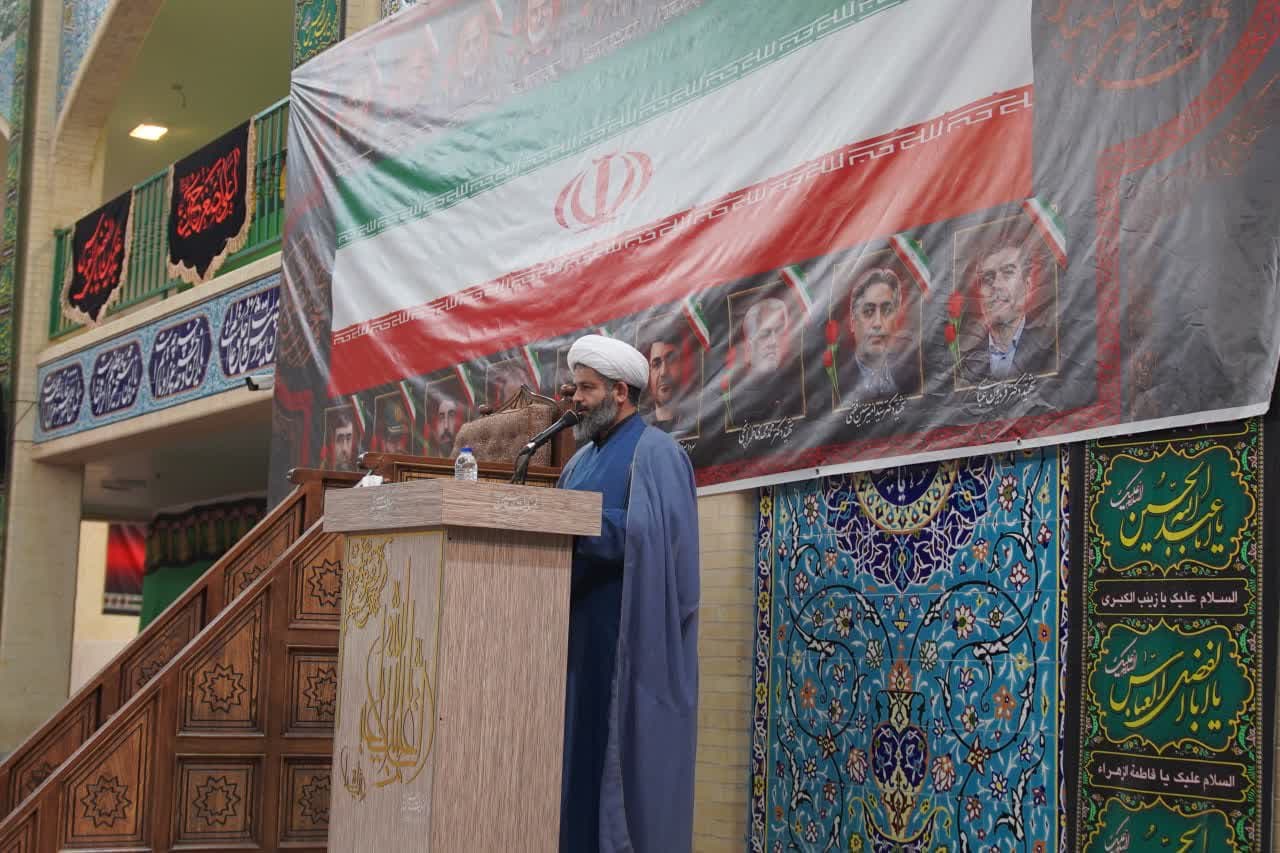 حجت‌الاسلام مهدی‌نیا دبیر ستاد امربه‌معروف استان پیش از خطبه های نماز جمعه بخش مرکزی یزد سخنرانی کرد