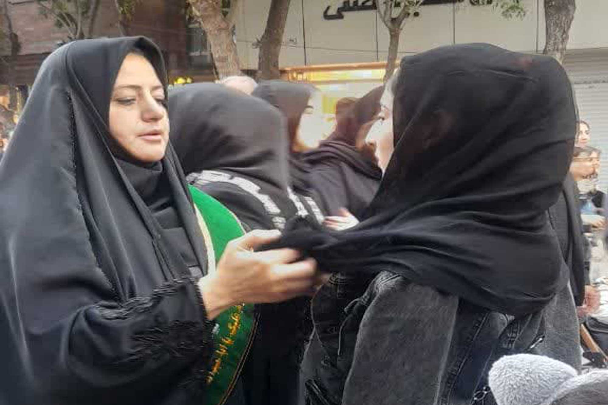 ترویج فرهنگ عفاف و حجاب با اهدای اقلام حجاب به دختران در اردبیل