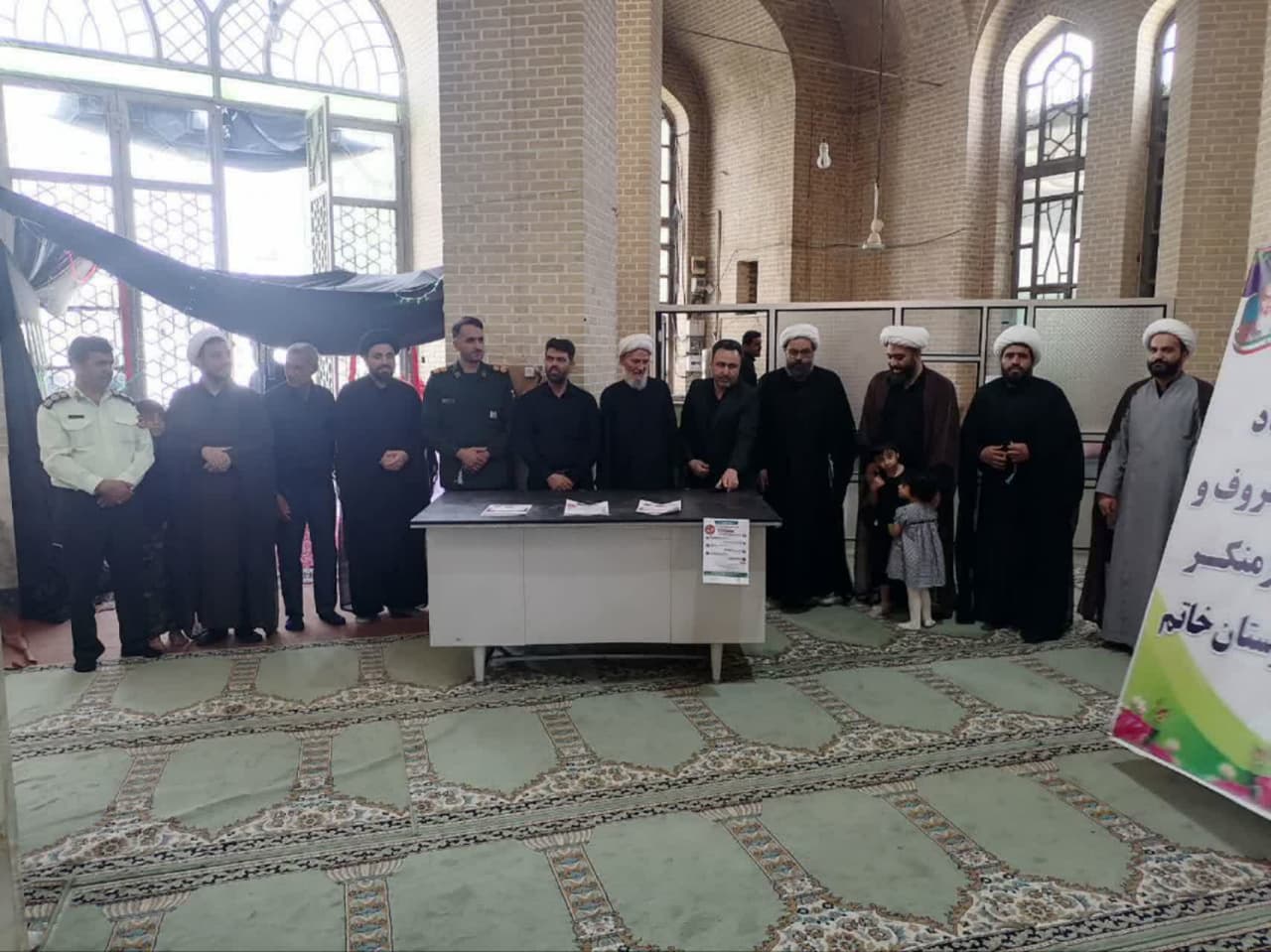 میز خدمت ستاد امر به معروف شهرستان خاتم در حاشیه نماز جمعه برگزار شد