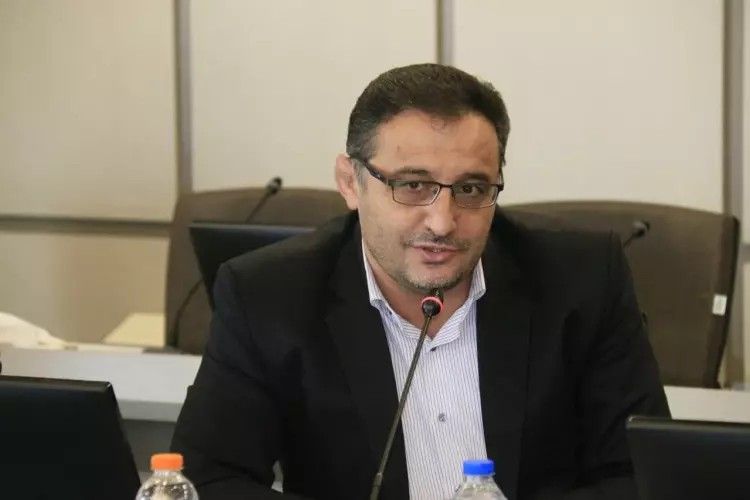 دشمن از دانشگاهی که هم عالم باشد و هم انقلابی می‌ترسد