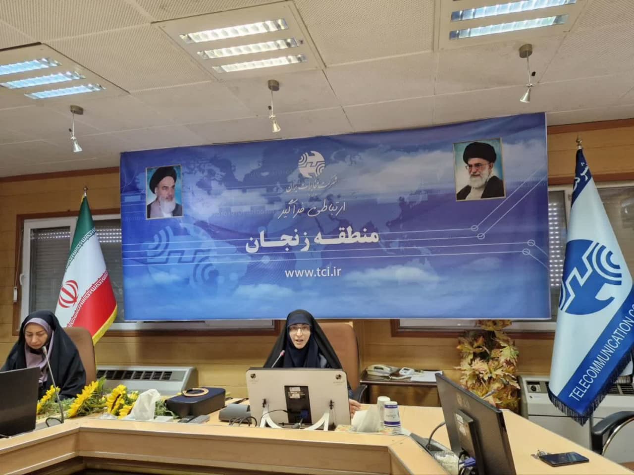 تغییر الگوهای تربیتی و بروز رفتارهای متناقض در خانواده،در سایه فضای مجازی، حاکی از تحول سبک زندگی به منظور کسب هویت است.