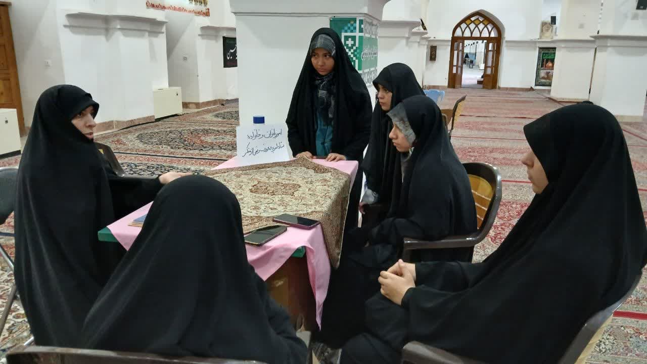 میز خدمت ستاد امربه‌معروف استان در نماز جمعه یزد به مناسبت هفته عفاف و حجاب برگزار شد