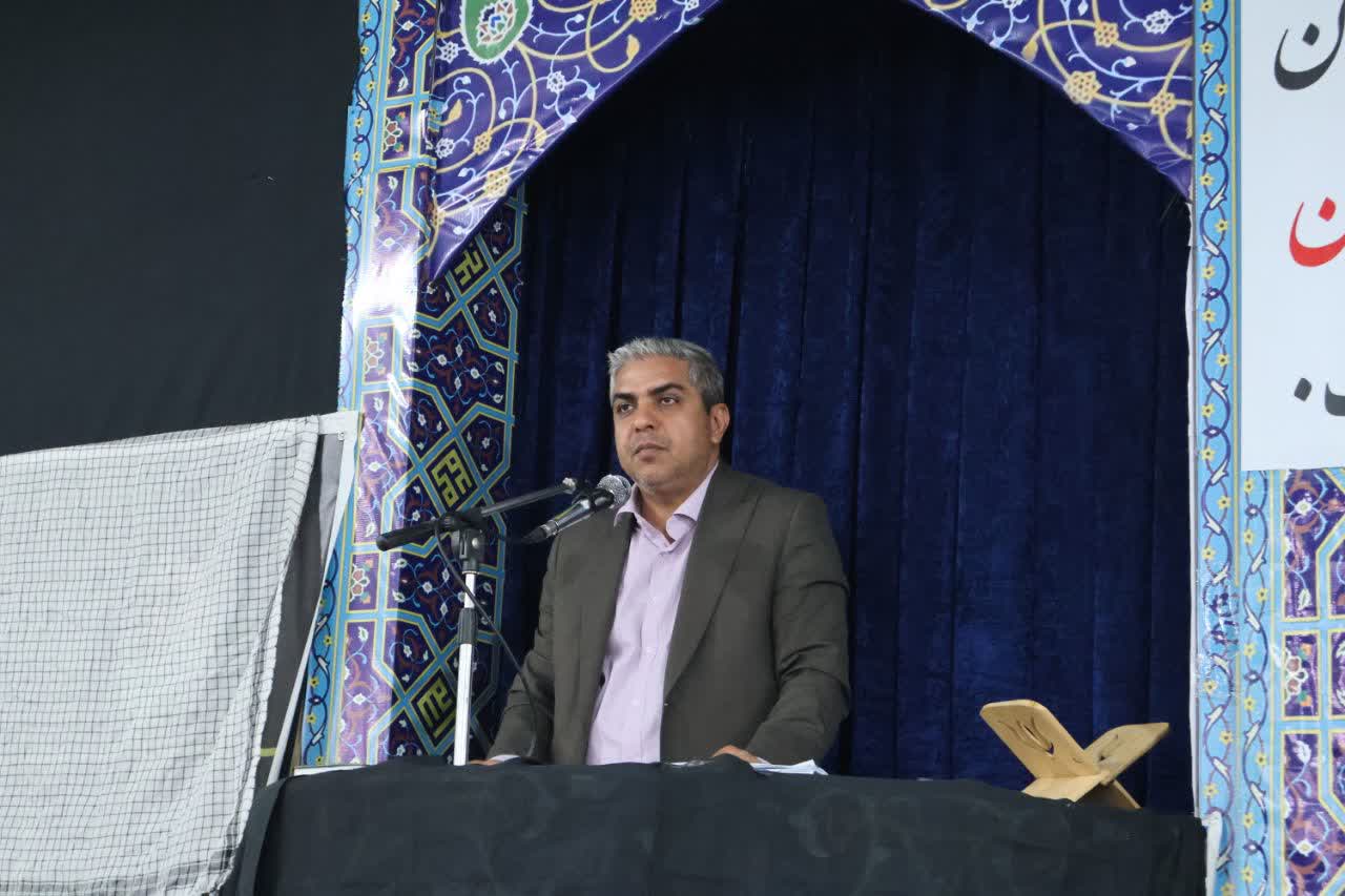 حضور پاسخگوی مدیرکل شیلات هرمزگان در جمع نمازگزاران قشم