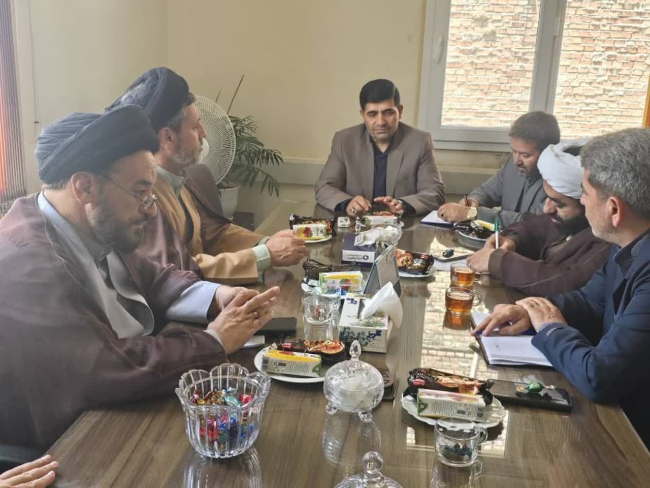 میز خدمت در راستای کمک به حل مشکلات نیازمندان و مددجویان