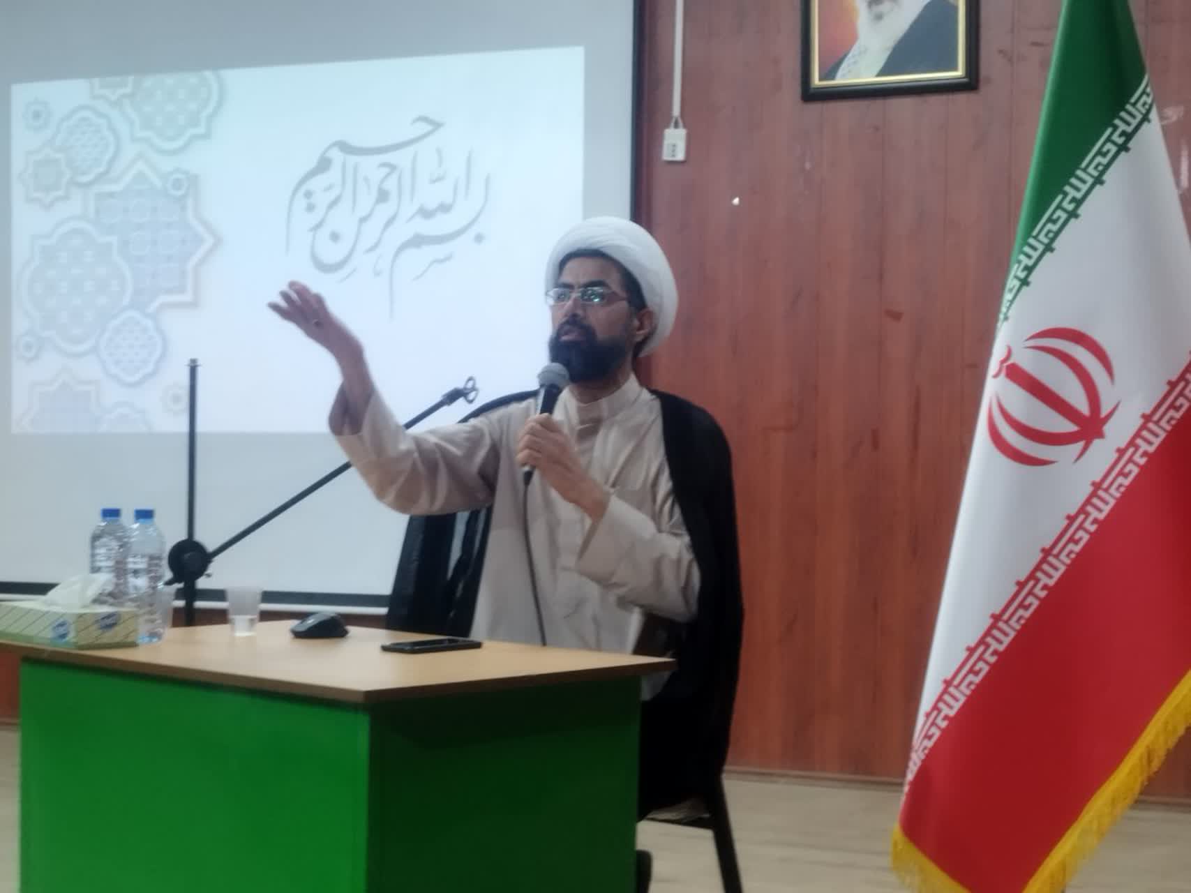 دوره ضمن خدمت امر به معروف و نهی از منکر ویژه معلمان شهرستان شازند  