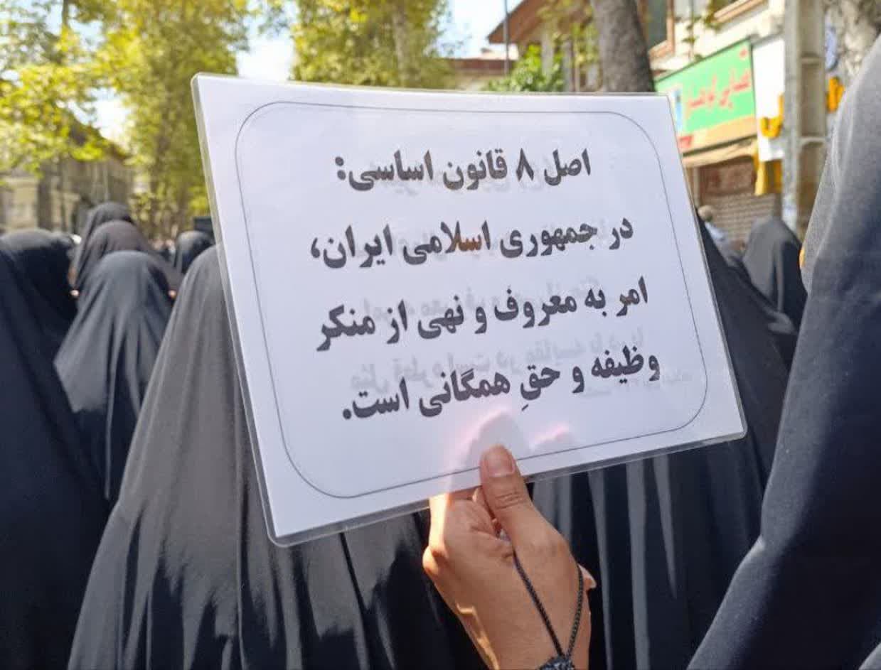 بانوان لاهیجانی در شهادت پیامبر صلی الله علیه و آله رزم پلاکاردی در حمایت از قانونمداری داشتند