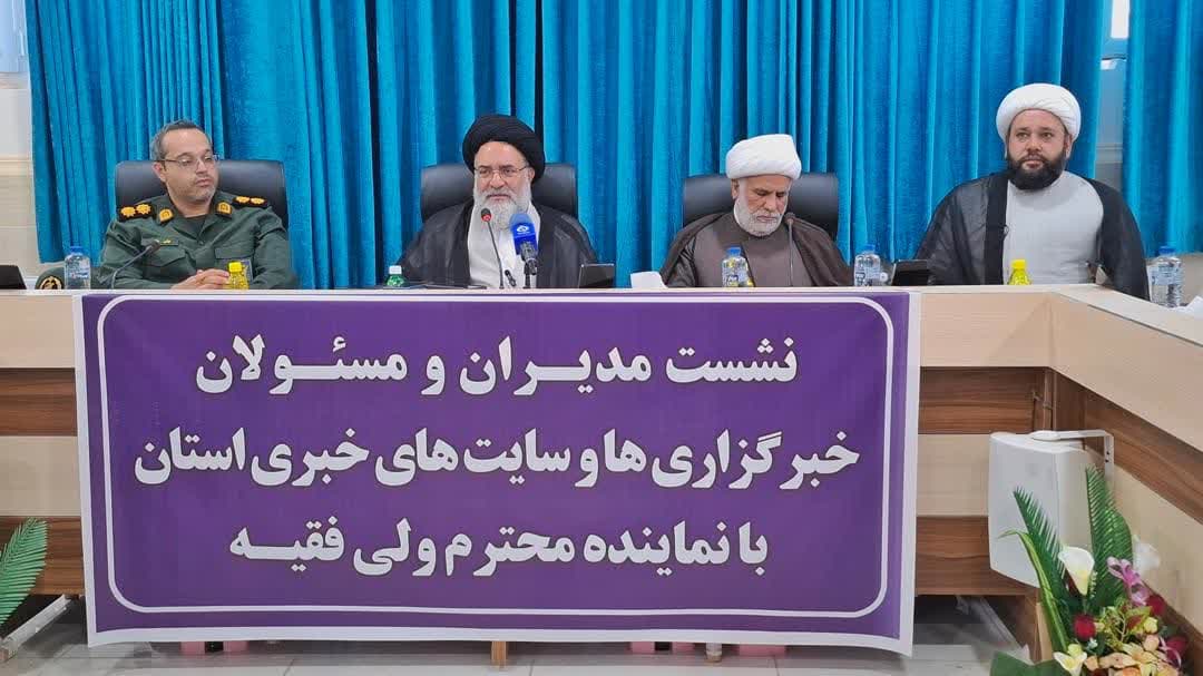 با قدرت و هوشمندی در راستای مطالبات مردم و آرمان‌های نظام قدم بردارند و تقویت وحدت و همدلی را در اولویت کار خود قرار دهند