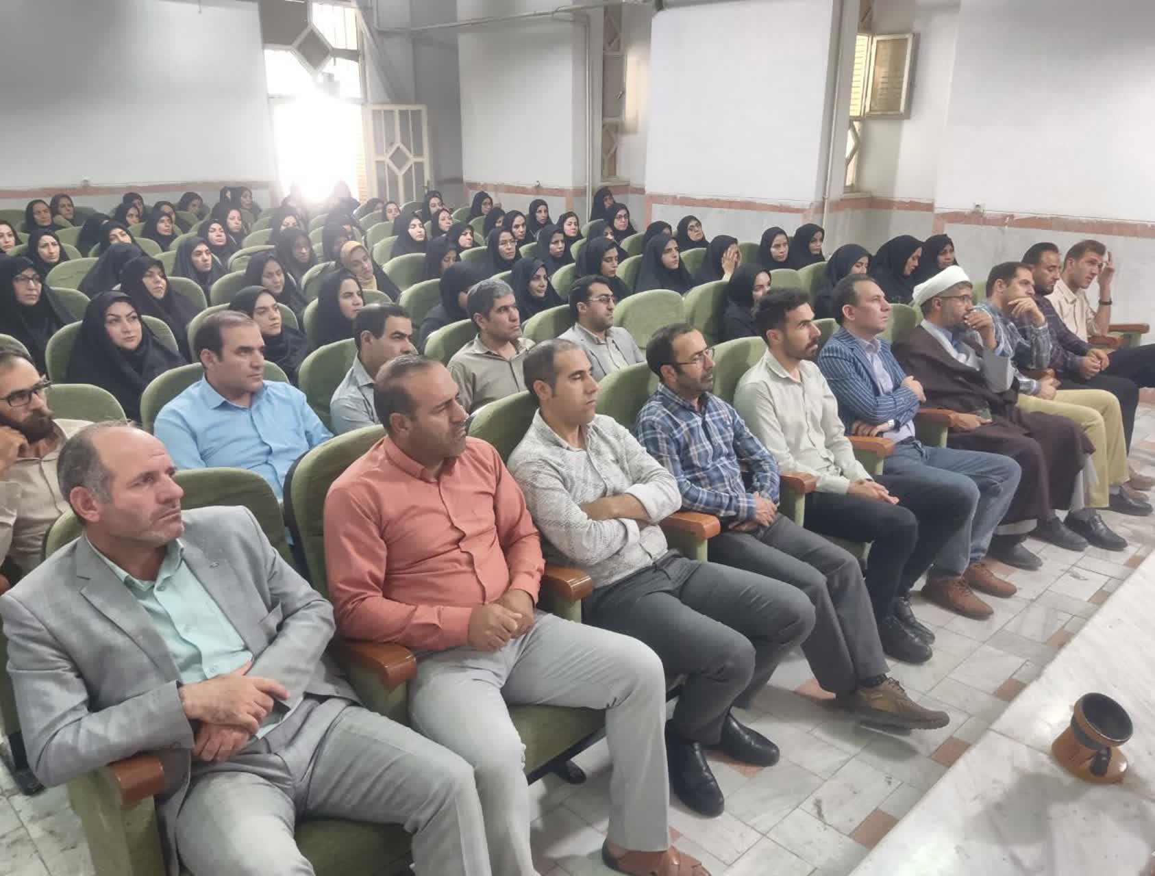 بیش از ۲۲۰ فرهنگی پای درس معروفات و منکرات نشستند.