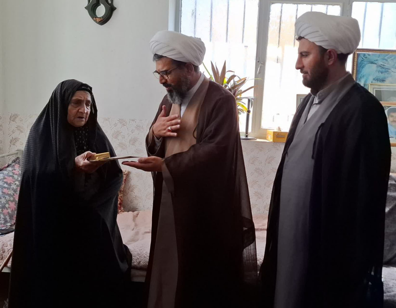 مسئولان ستاد امر به معروف و نهی از منکر لرستان و الیگودرز با خانواده شهید والامقام بهرام نظری دیدار کردند.