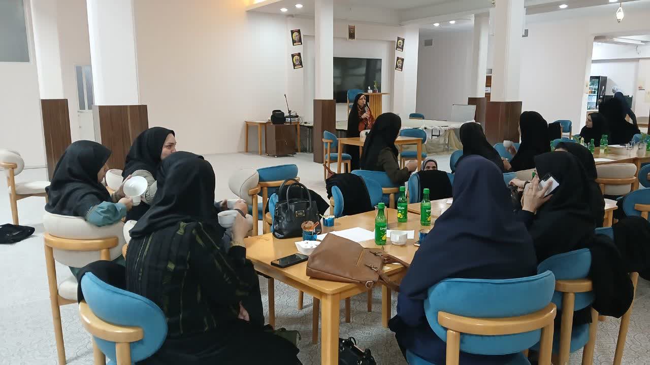 جلسه مشاوره کارمندان سازمان تامین اجتماعی با حضور مدیر امور خانواده ستاد امر به معروف استان برگزار شد