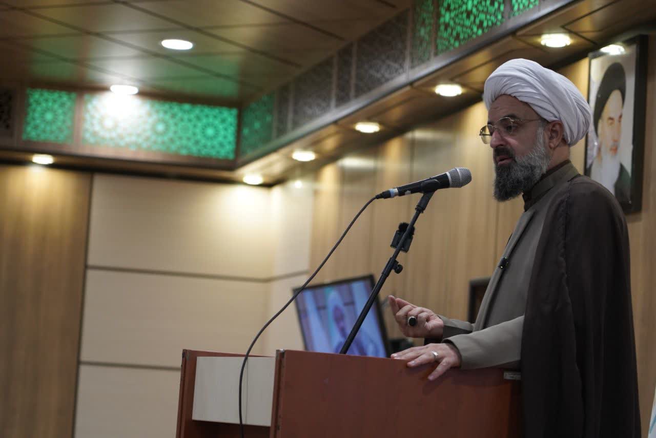 ورود انقلابی باید در سیاست و اقتصاد و فرهنگ محقق شود.