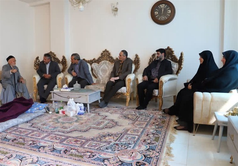 با ایثارگری شهدا، جامعه در مسیر عزت و استقلال در حرکت است 