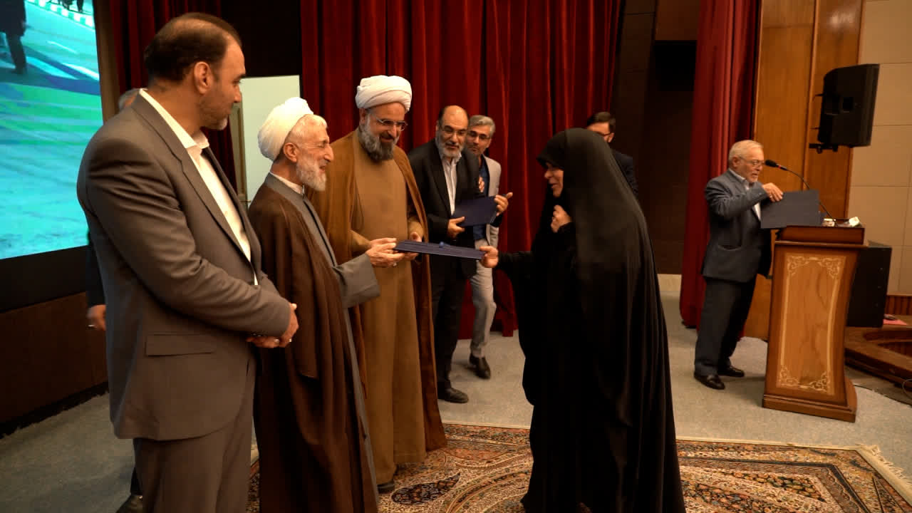 تقدیر از سرکار خانم نجمه مهری به عنوان کارمند نمونه کشوری ستاد امر به معروف