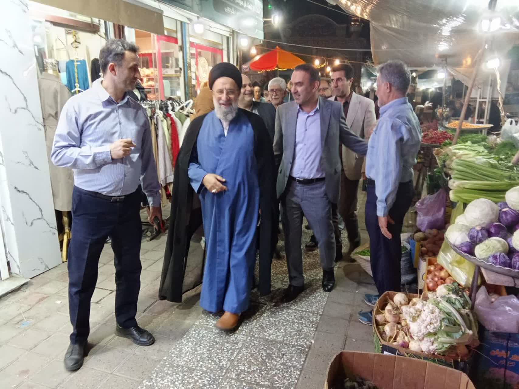 حضور رئیس ستاد امر به معروف و نهی از منکر شهرستان رضوانشهر در بازار این شهرستان برای استماع مطالبات مردمی