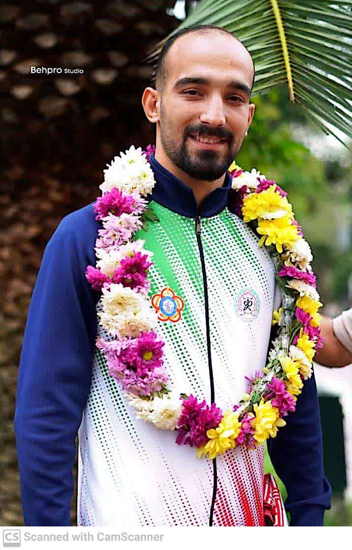 استقبال از محمد رضا دانشور قهرمان لاهیجانی ورزش ارتش های جهان توسط دبیر و اعضای ستاد امر به معروف شهرستان لاهیجان