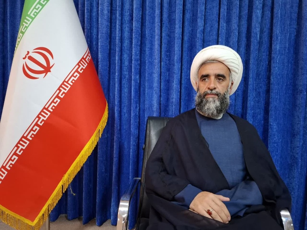 کسانی که با تضعیف احکام الهی دنبال کسب آبروی اجتماعی هستند بدانند بی آبرو خواهند شد.