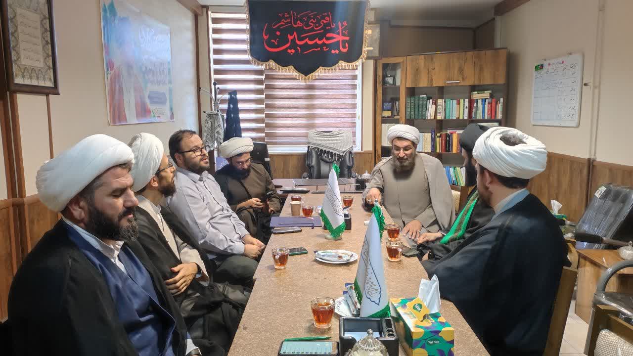 طلاب و روحانیون پیش‌قراولان گسترش فرهنگ معروف در جامعه‌اند