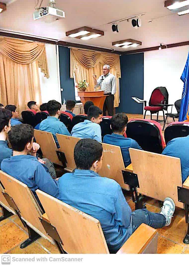 در جمع دانش آموزان: یک رسانه باشید وایجاد امید کنید و به پیشرفت های علمی و نظامی ایران افتخار کنید
