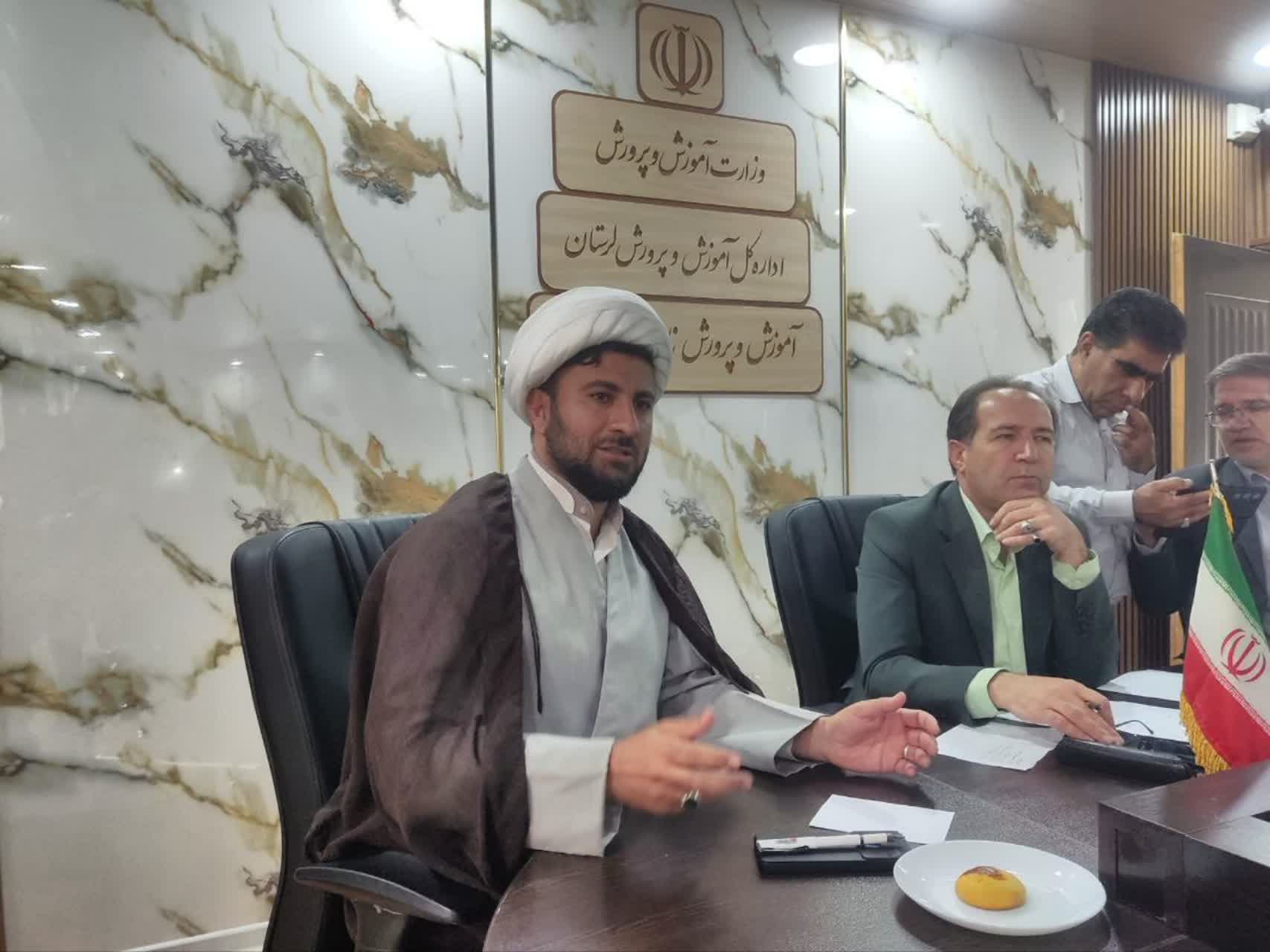 مدیران الگوی معروف در مدارس باشند.