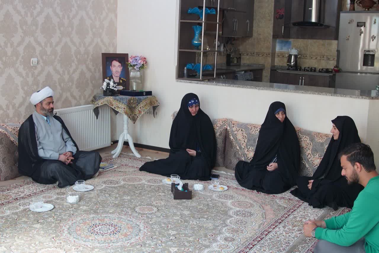 دبیر ستاد امربه‌معروف استان یزد با خانواده شهید حمیدرضا بافتی‌زاده دیدار کرد