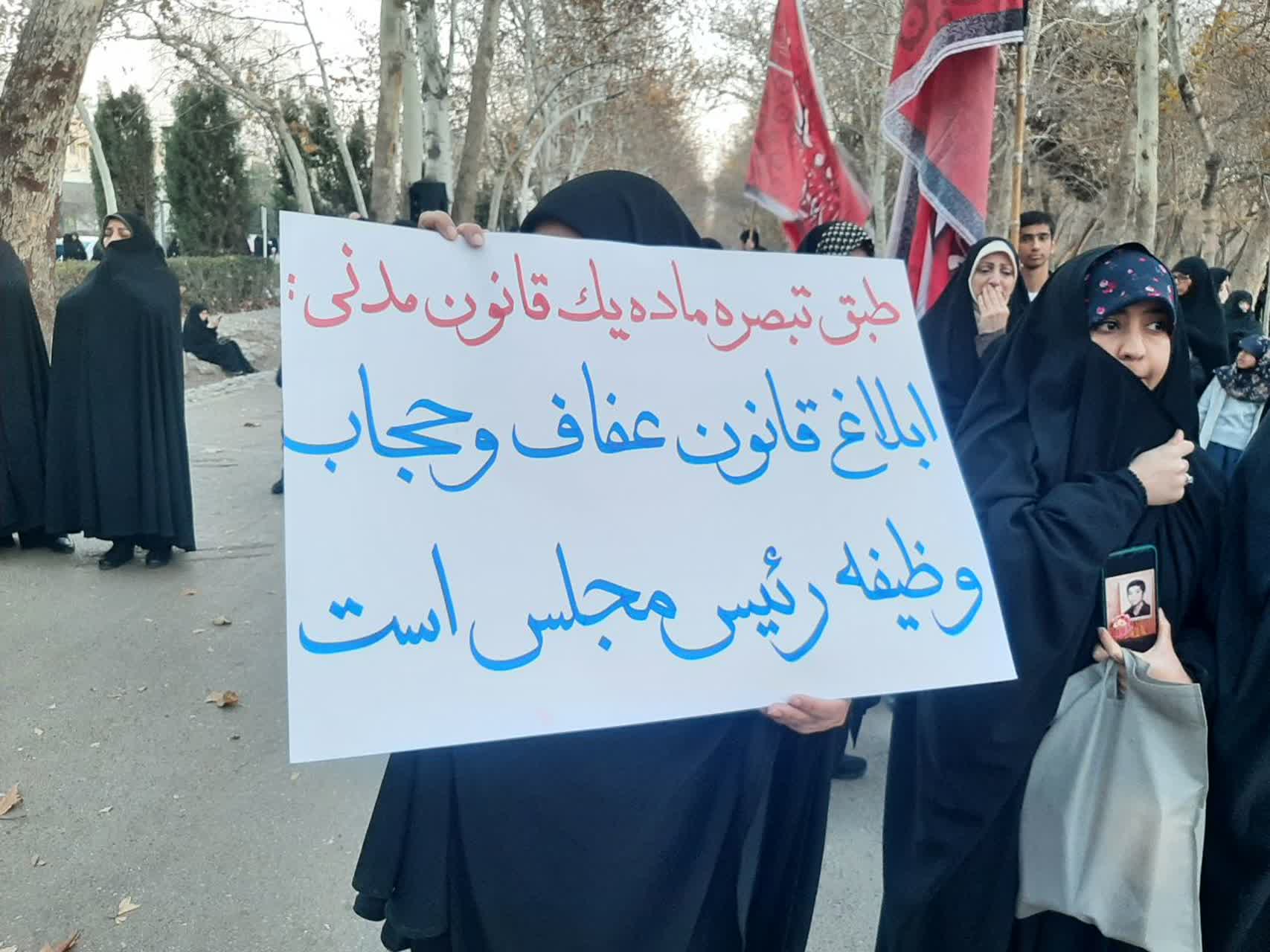  برگزاری مراسم پیاده‌روی خانوادگی به مناسبت ولادت حضرت فاطمه زهرا (س) در مشهد مقدس