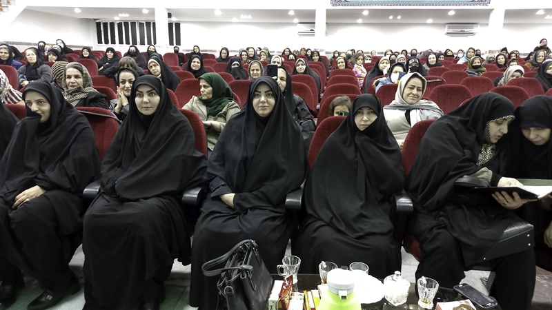 زن و مادر، محور تعالی خانواده و ضامن پویایی جامعه اسلامی هستند