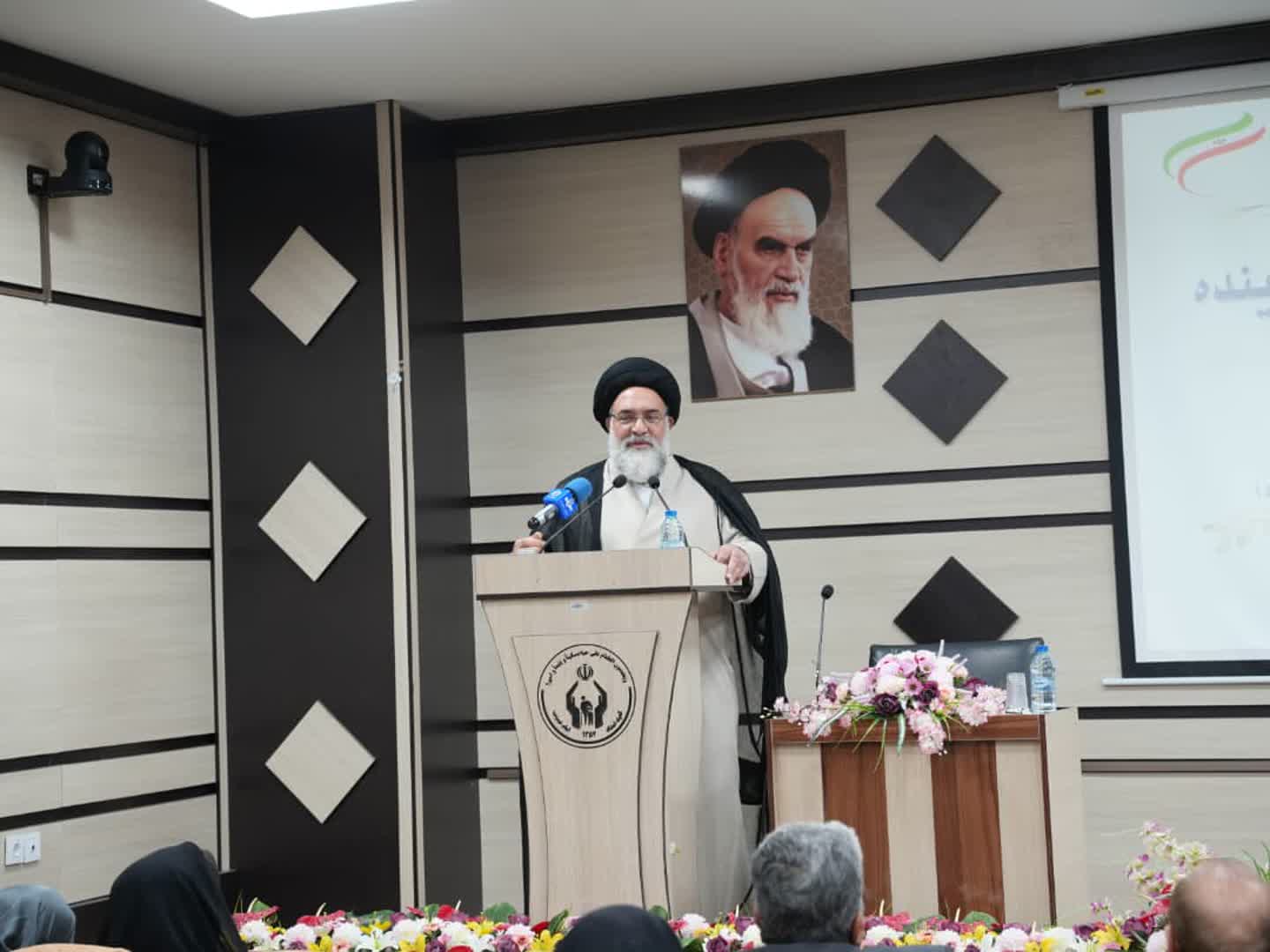 مادر می‌تواند انسان‌ساز باشد و نقش بی‌بدیلی در تربیت نسل آینده ایفا کند.