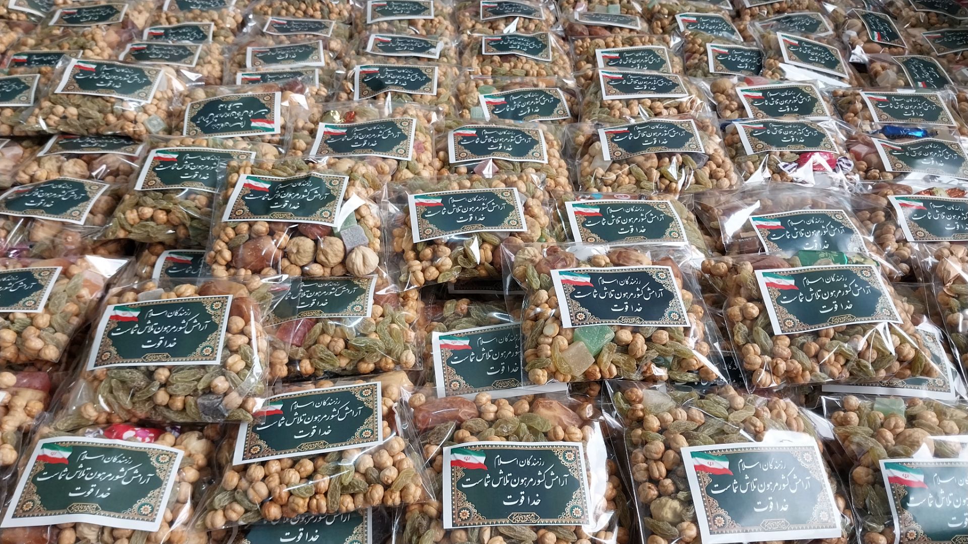 توزیع بیش از ۲هزار بسته خشکبار برای نیروهای مدافع امنیت توسط طلایه‌داران معروف در مشهدمقدس 