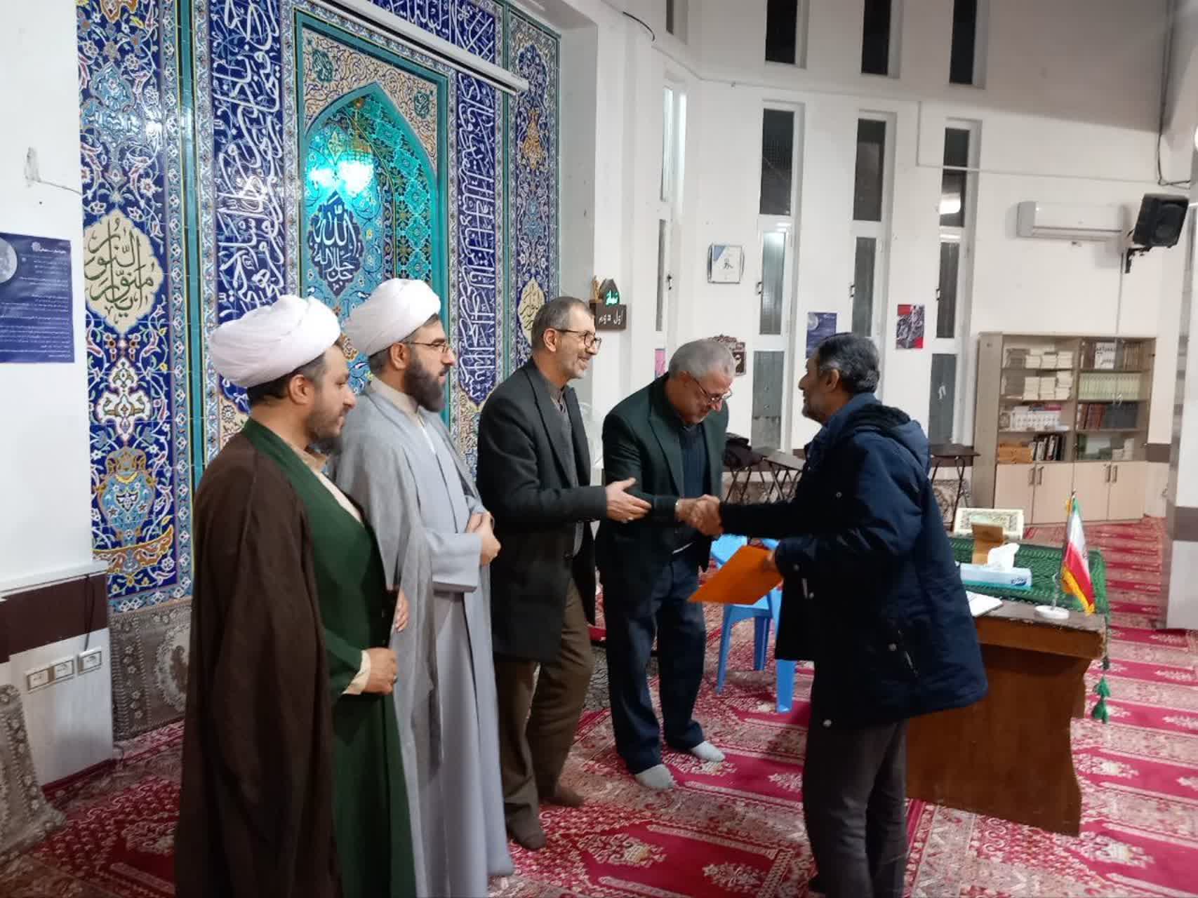یکی از وظایف تشکیل شورای امربه معروف ونهی ازمنکر مساجد ومحله جذب جوانان است .