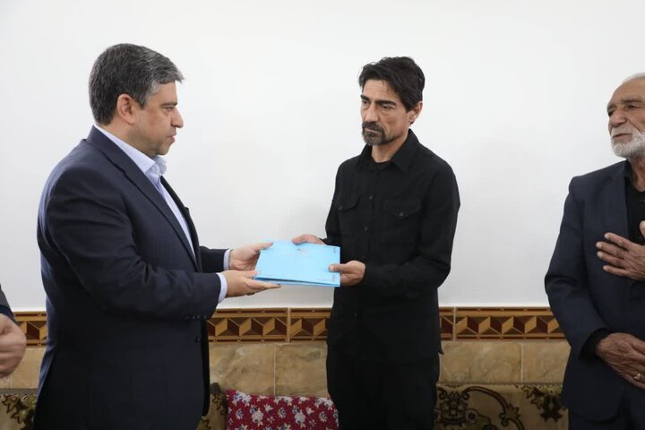  تجلیل استاندار اردبیل از خانواده سه شهید پارس‌آباد