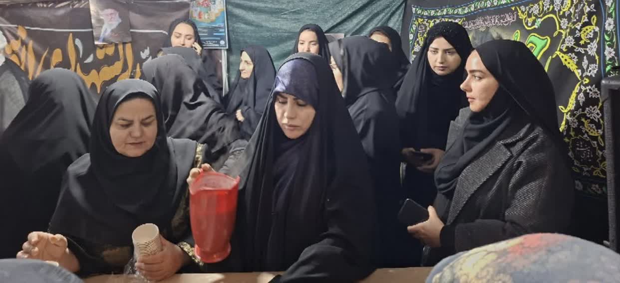  امروز شما بانوان گرامی فرماندهان میدان جنگ نرم و جبهه گفتمان هستید؛ و در حال رقم زدن تاریخی که بی‌تردید در سال‌ها و سده‌های آینده از آن یاد خواهد شد.