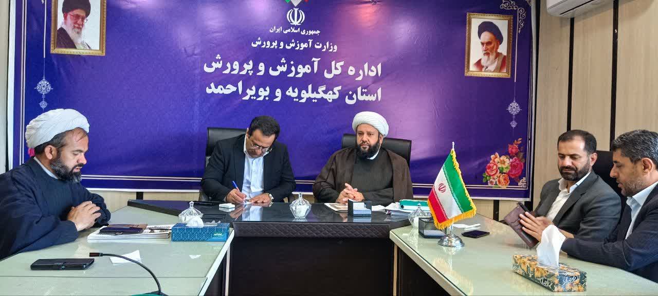  اگر جامعه‌ای در فرهنگ خود دچار ضعف شود، هویت خود را از دست می‌دهد و اگر در اقتصاد ضعیف باشد، وابسته و آسیب‌پذیر می‌شود.