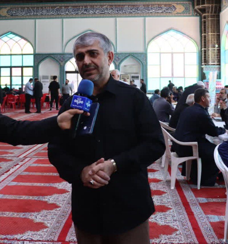 برپایی میز خدمت ستاد در مصلی نماز جمعه در آستانه هفته امر به معروف؛ مسئولان پای درد دل مردم نشستند