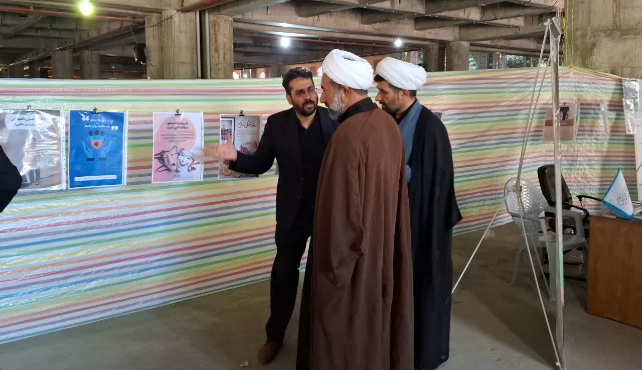 برپایی میز خدمت و نمایشگاه عکس در مصلای الغدیر خرم آباد