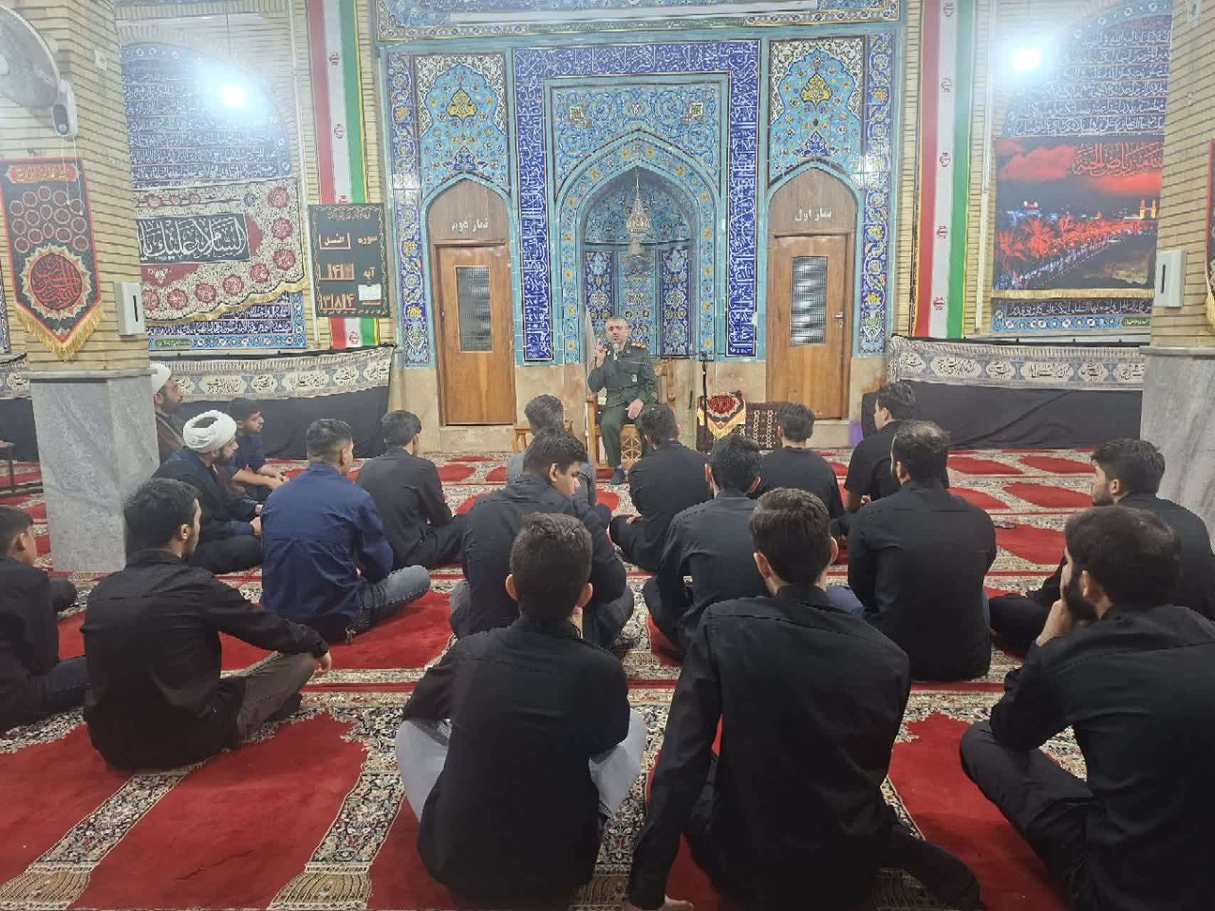 دیدار و گفتگوی دبیر ستاد خوزستان با مردم در مسجد آل علی (ع) اهواز