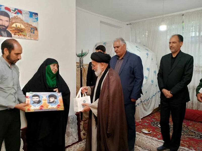 تکریم خانواده شهدای استان خراسان رضوی در هفته احیای امربه‌معروف و نهی‌ازمنکر