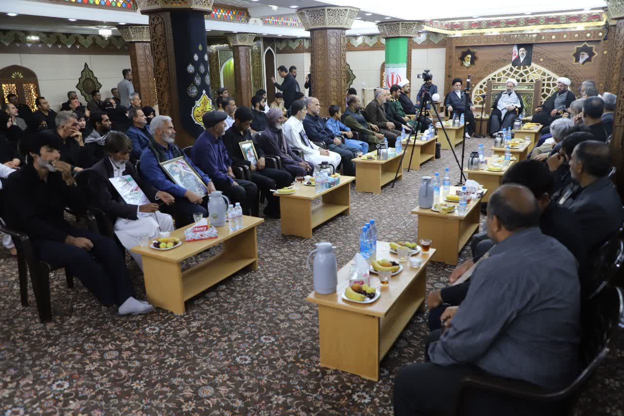 تجلیل آیت الله محامی از خانواده‌های شهدای جنگ رمضان در سیستان و بلوچستان