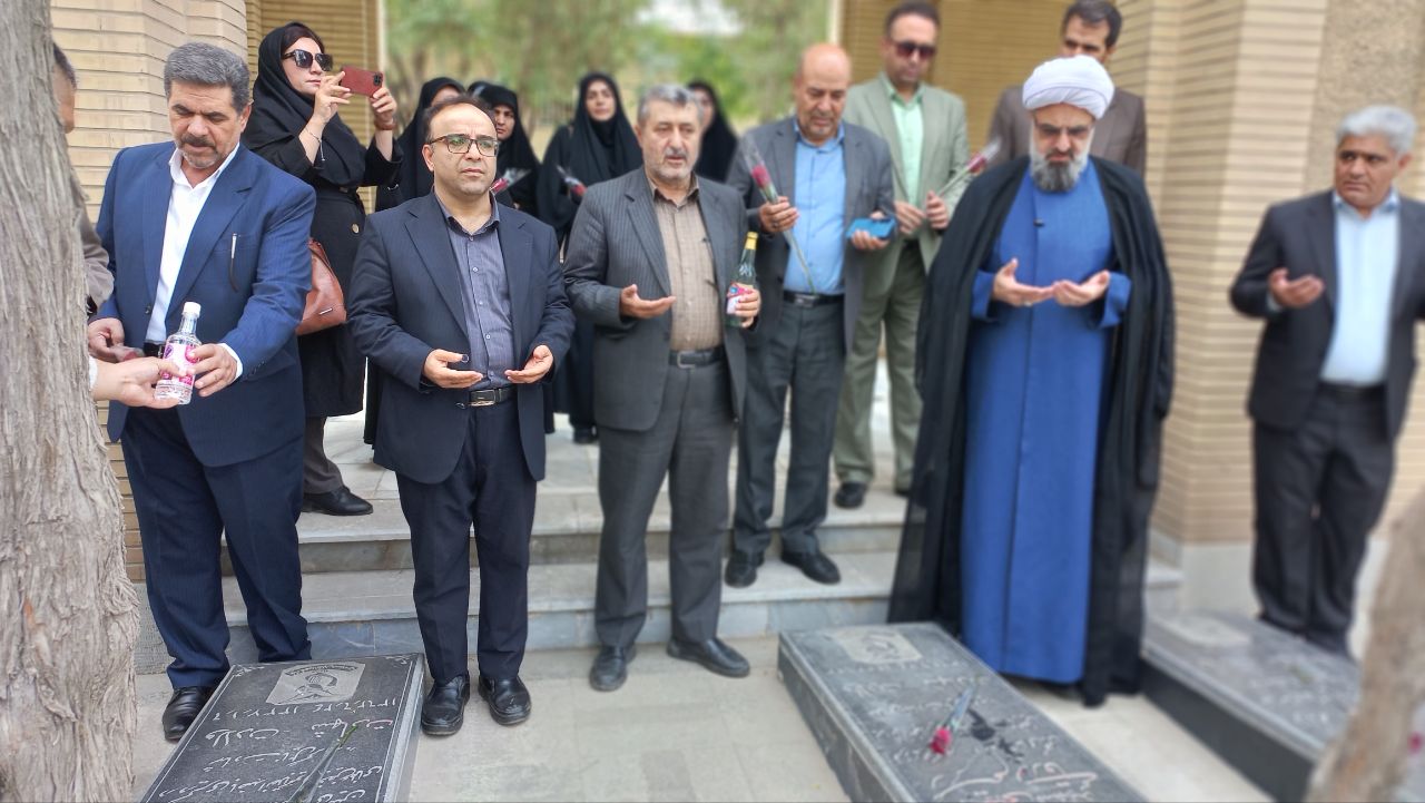 رئیس ستاد امر به معروف کشور به مقام شامخ شهدای سنندج ادای احترام کرد