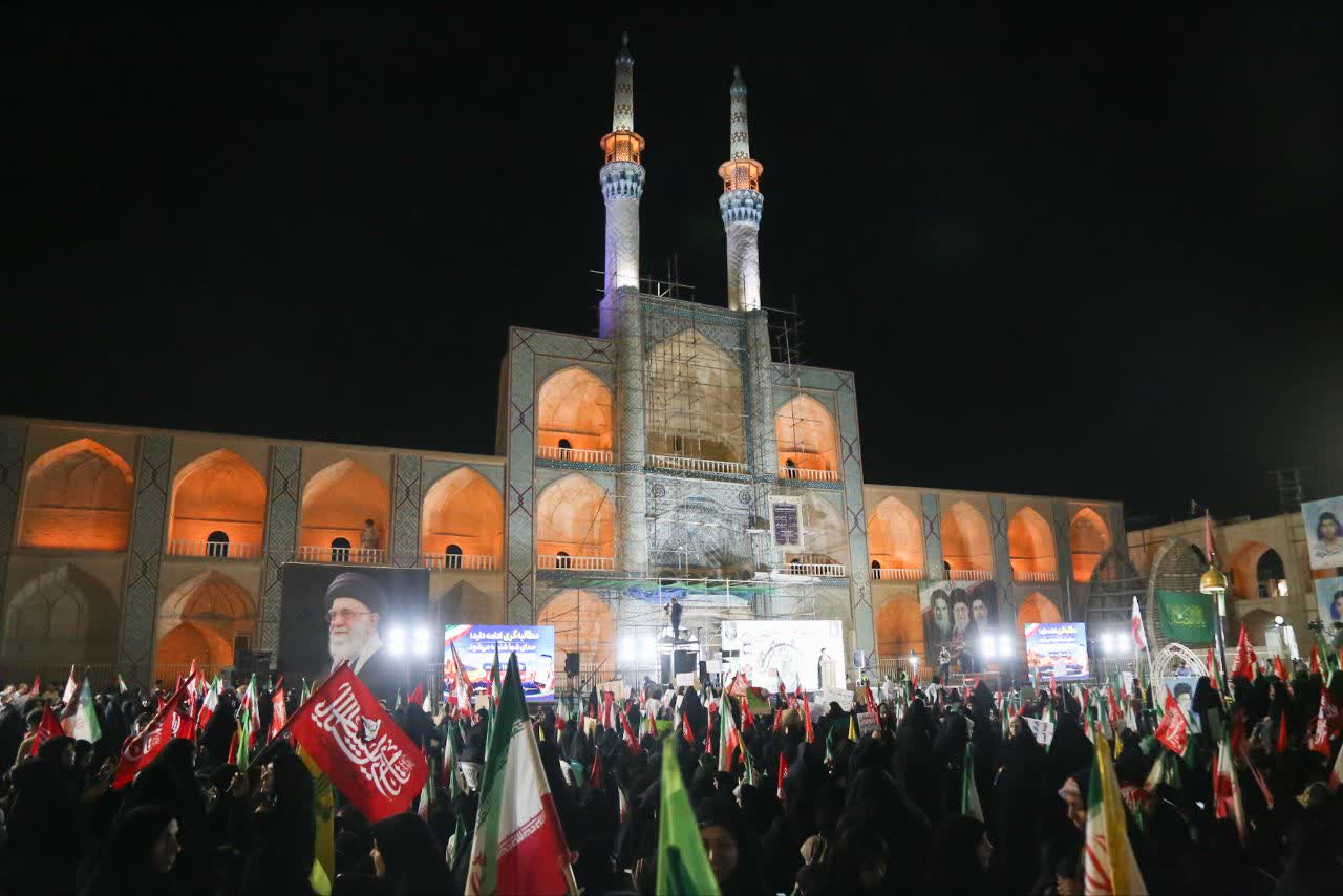 طنین ندای عدالت‌خواهی و مطالبه‌گری در حسینیه امیرچخماق یزد؛ از تاکید بر معیشت تا امضای طومار خونخواهی امام شهید