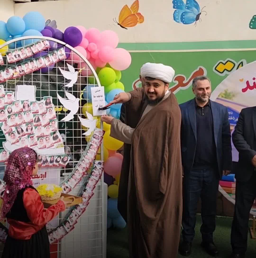 حجت‌الاسلام احمدی در مدرسه معراج شهرستان نکا زنگ عاطفه ها را به صدا در آورد