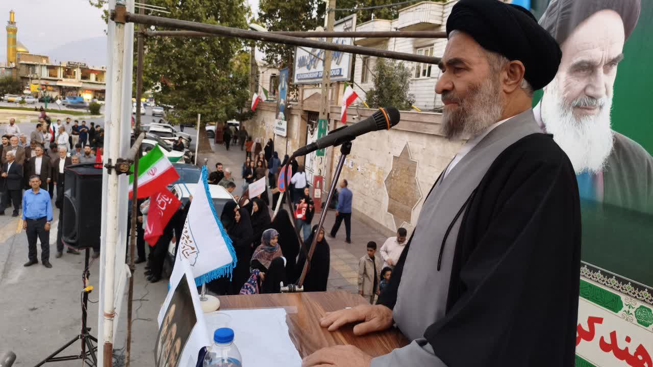  امام جمعه بروجرد بر ترویج فرهنگ عفاف و حجاب با رویکردی اخلاق‌مدارانه تاکید کرد.